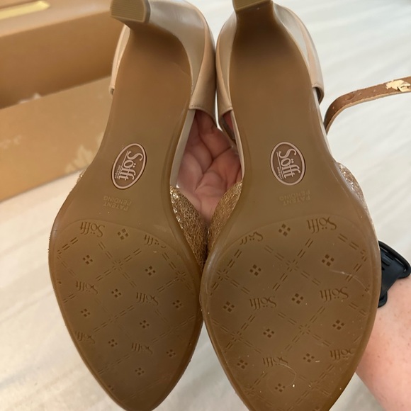 Sofft Metallic Gold Heels - Picture 4 of 5